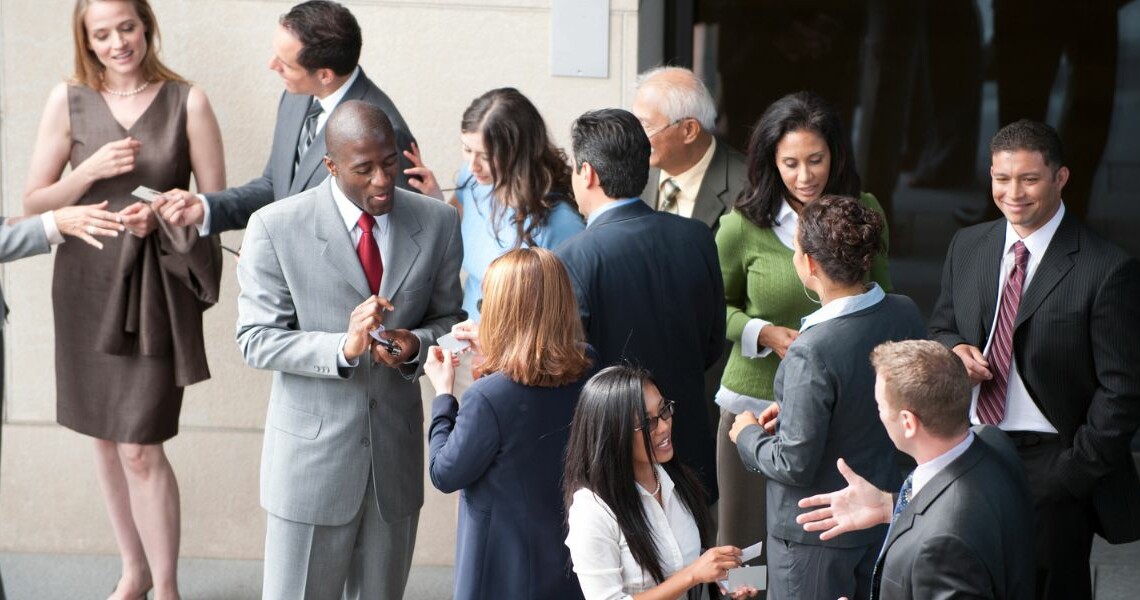 Come organizzare un evento aziendale: professionisti che fanno networking in un evento aziendale