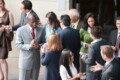 Come organizzare un evento aziendale: professionisti che fanno networking in un evento aziendale