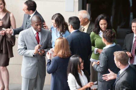Come organizzare un evento aziendale: professionisti che fanno networking in un evento aziendale