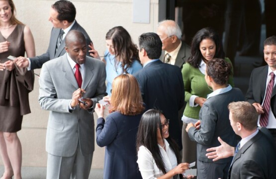 Come organizzare un evento aziendale: professionisti che fanno networking in un evento aziendale