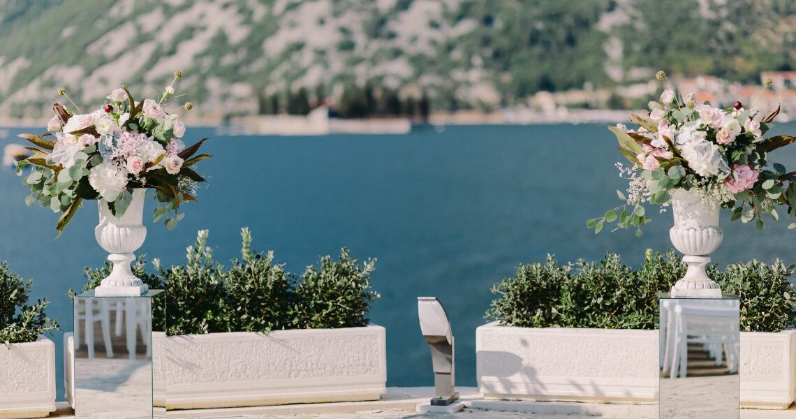 Tendenze matrimonio 2025: primo piano di composizioni floreali sostenibili e dettagli personalizzati per matrimoni