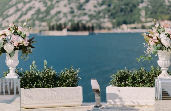 Tendenze matrimonio 2025: primo piano di composizioni floreali sostenibili e dettagli personalizzati per matrimoni